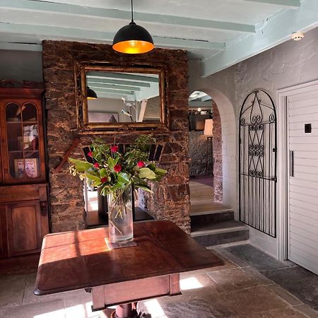 Smugglers Hotel Бриксам Екстериор снимка