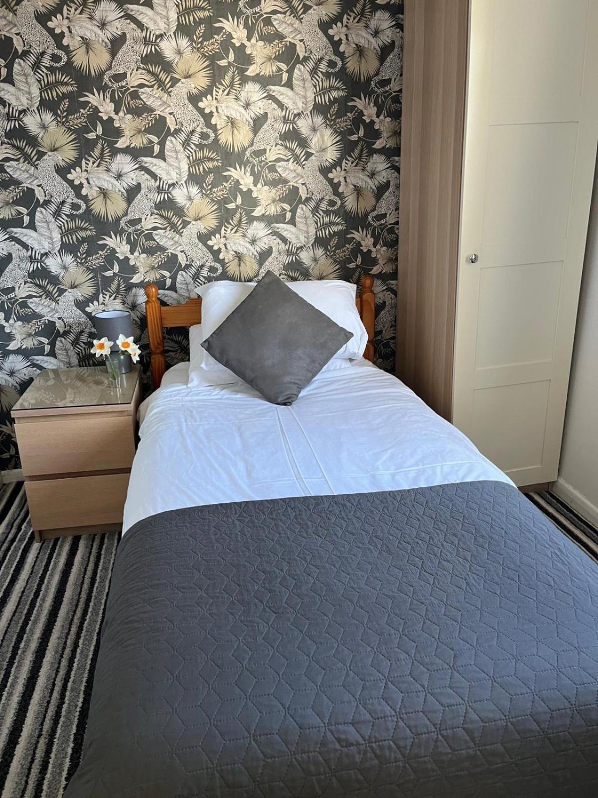 Smugglers Hotel Бриксам Екстериор снимка