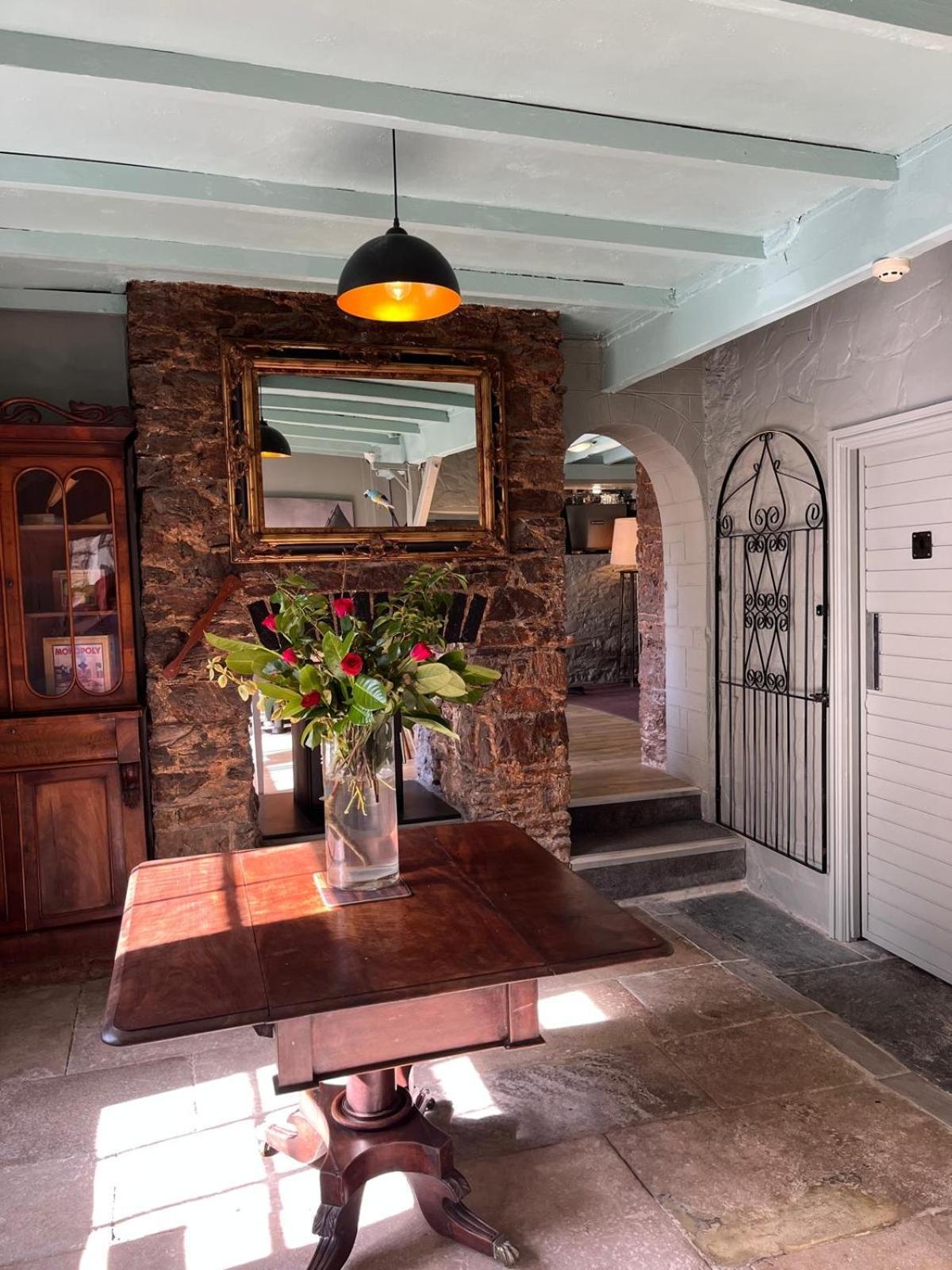 Smugglers Hotel Бриксам Екстериор снимка